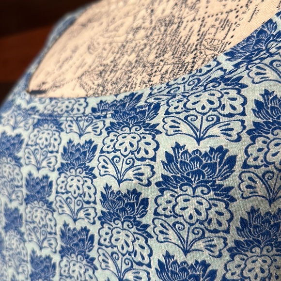 I. E Relaxed Scoop Neck Cap Sleeve Light Blue Floral Crop Top - Picture 5 of 8